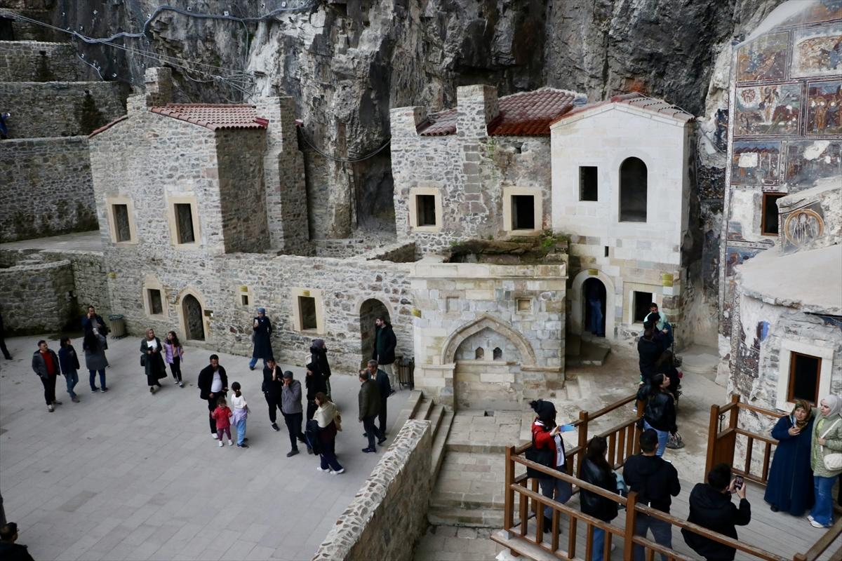 Sümela Manastırı gizemini koruyor