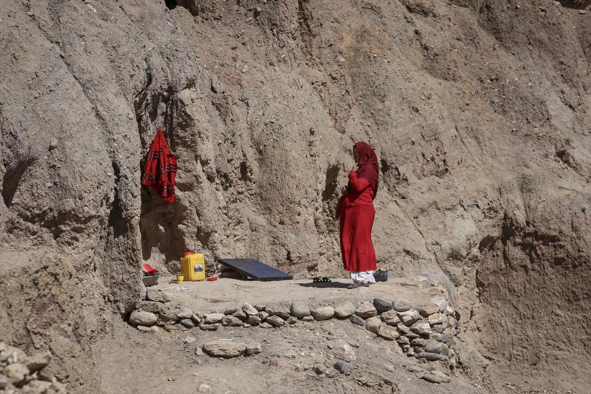 Afganistan'da binlerce aile, mağaralarda yaşamaya çalışıyor