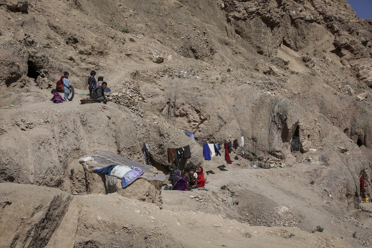 Afganistan'da binlerce aile, mağaralarda yaşamaya çalışıyor