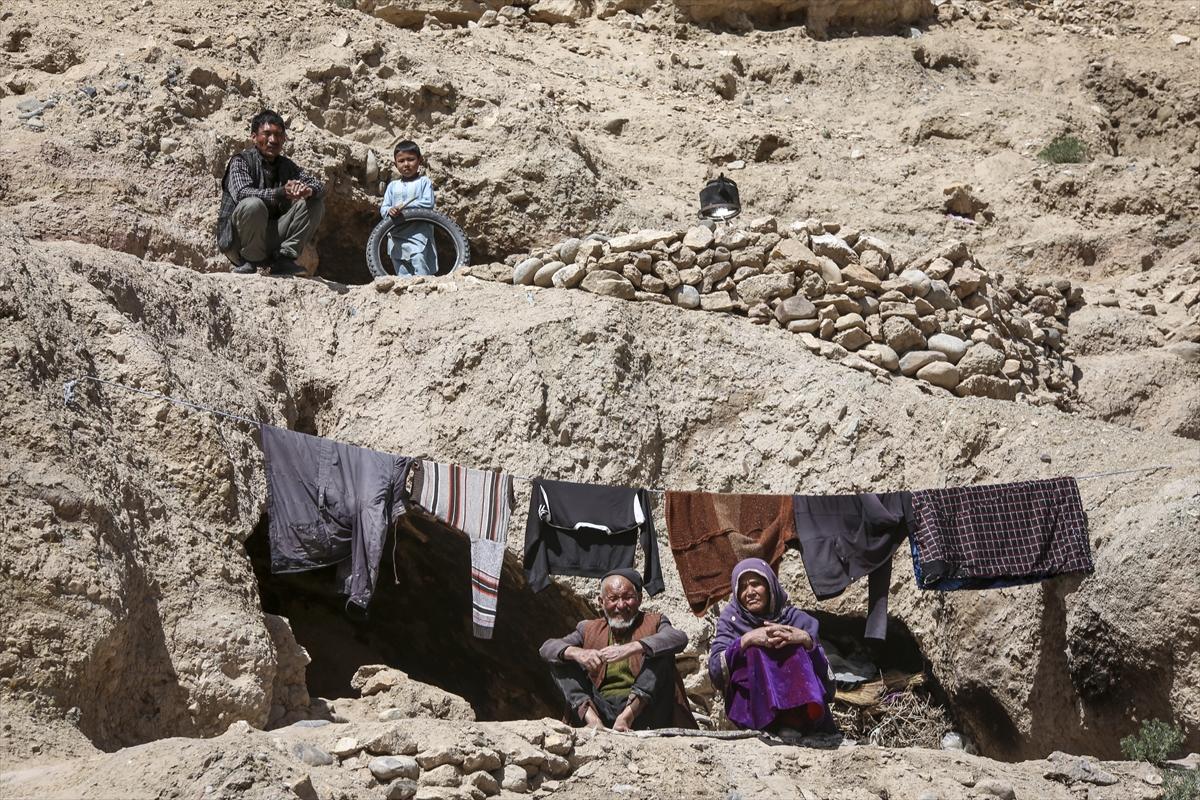 Afganistan'da binlerce aile, mağaralarda yaşamaya çalışıyor