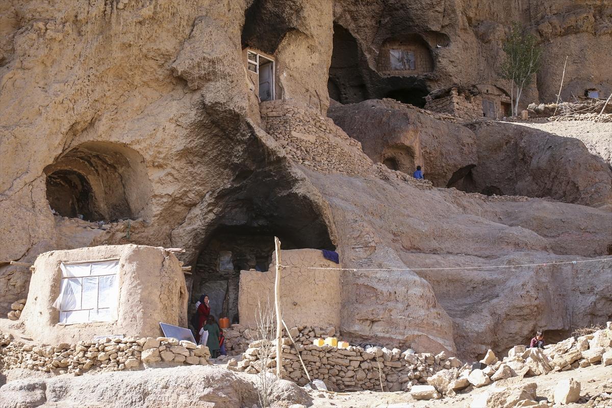 Afganistan'da binlerce aile, mağaralarda yaşamaya çalışıyor