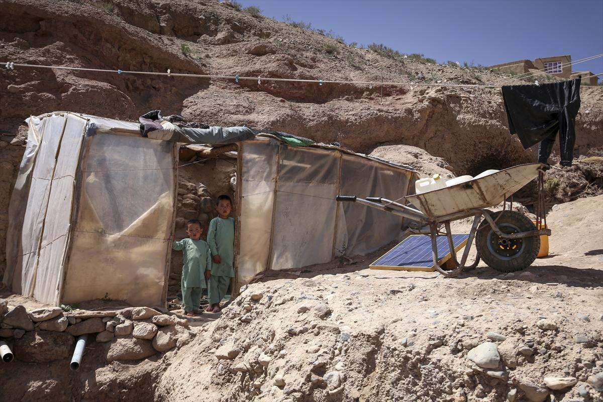 Afganistan'da binlerce aile, mağaralarda yaşamaya çalışıyor