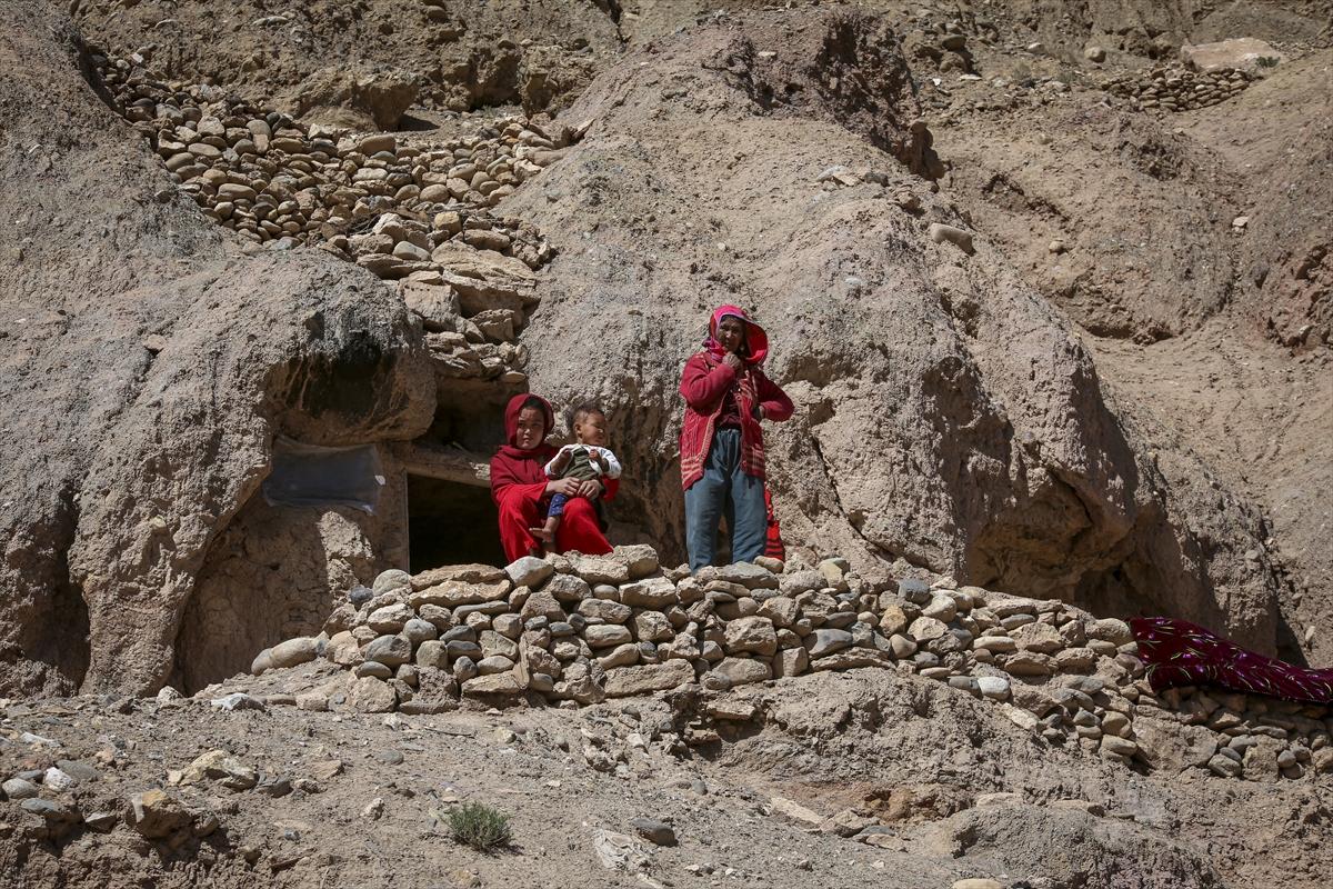 Afganistan'da binlerce aile, mağaralarda yaşamaya çalışıyor