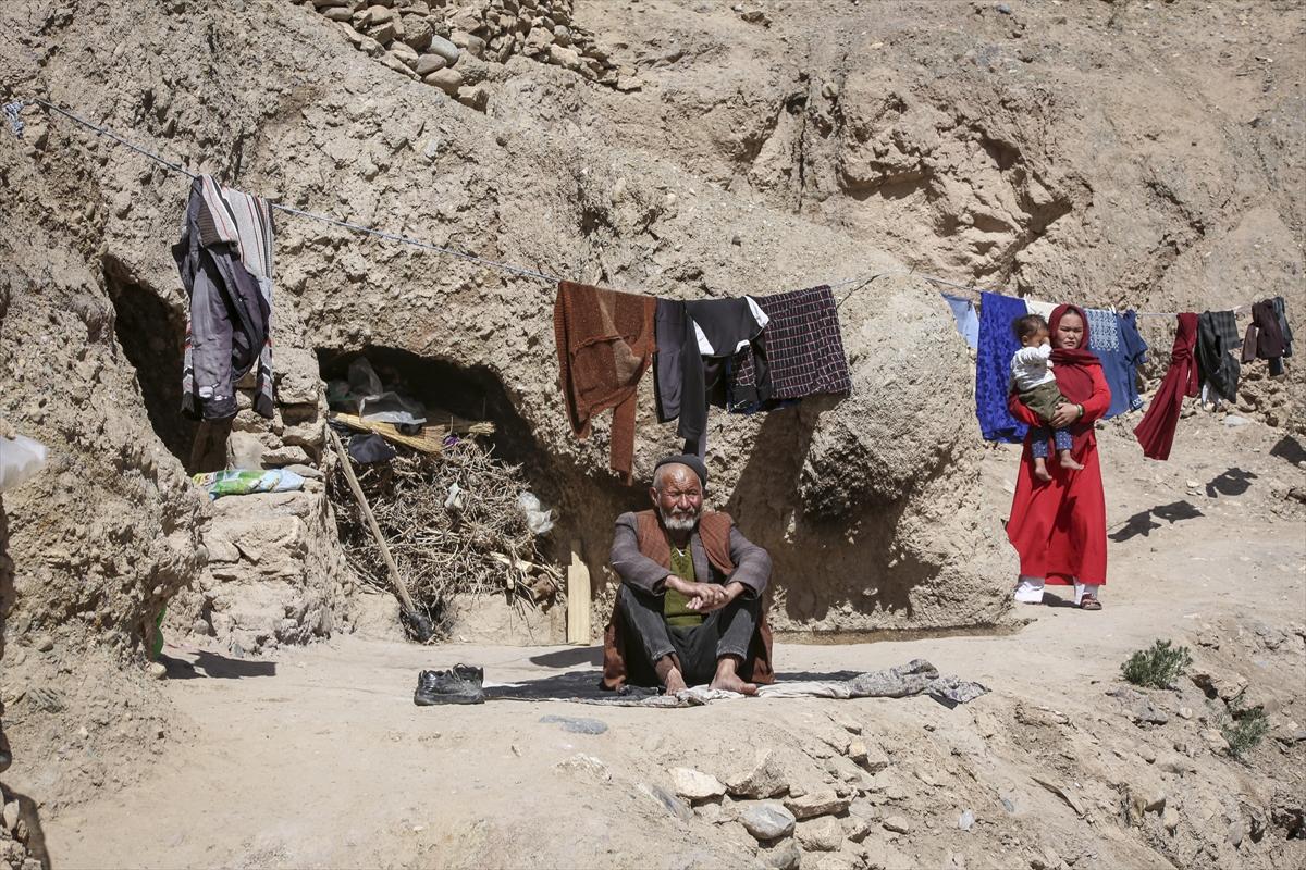 Afganistan'da binlerce aile, mağaralarda yaşamaya çalışıyor