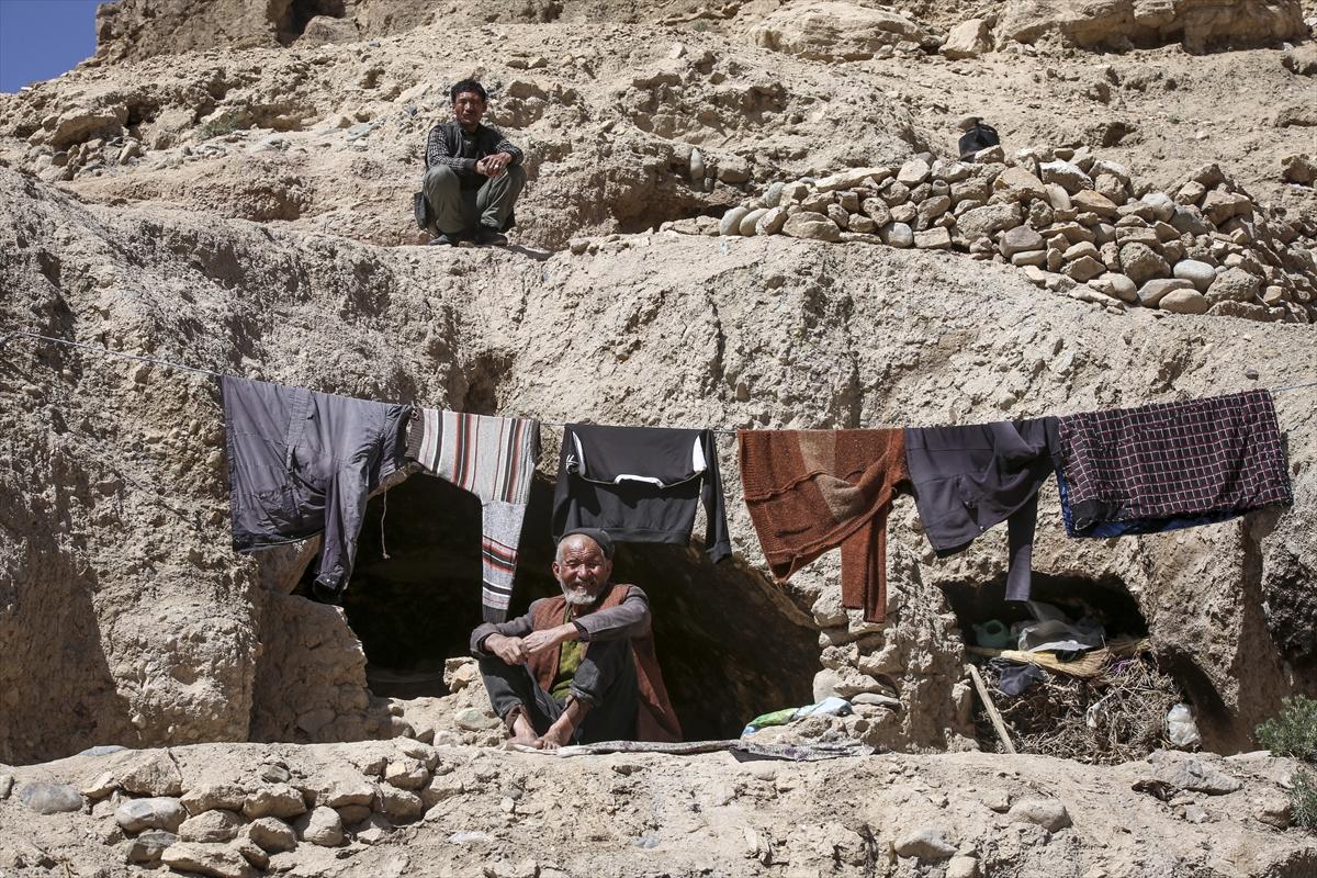 Afganistan'da binlerce aile, mağaralarda yaşamaya çalışıyor