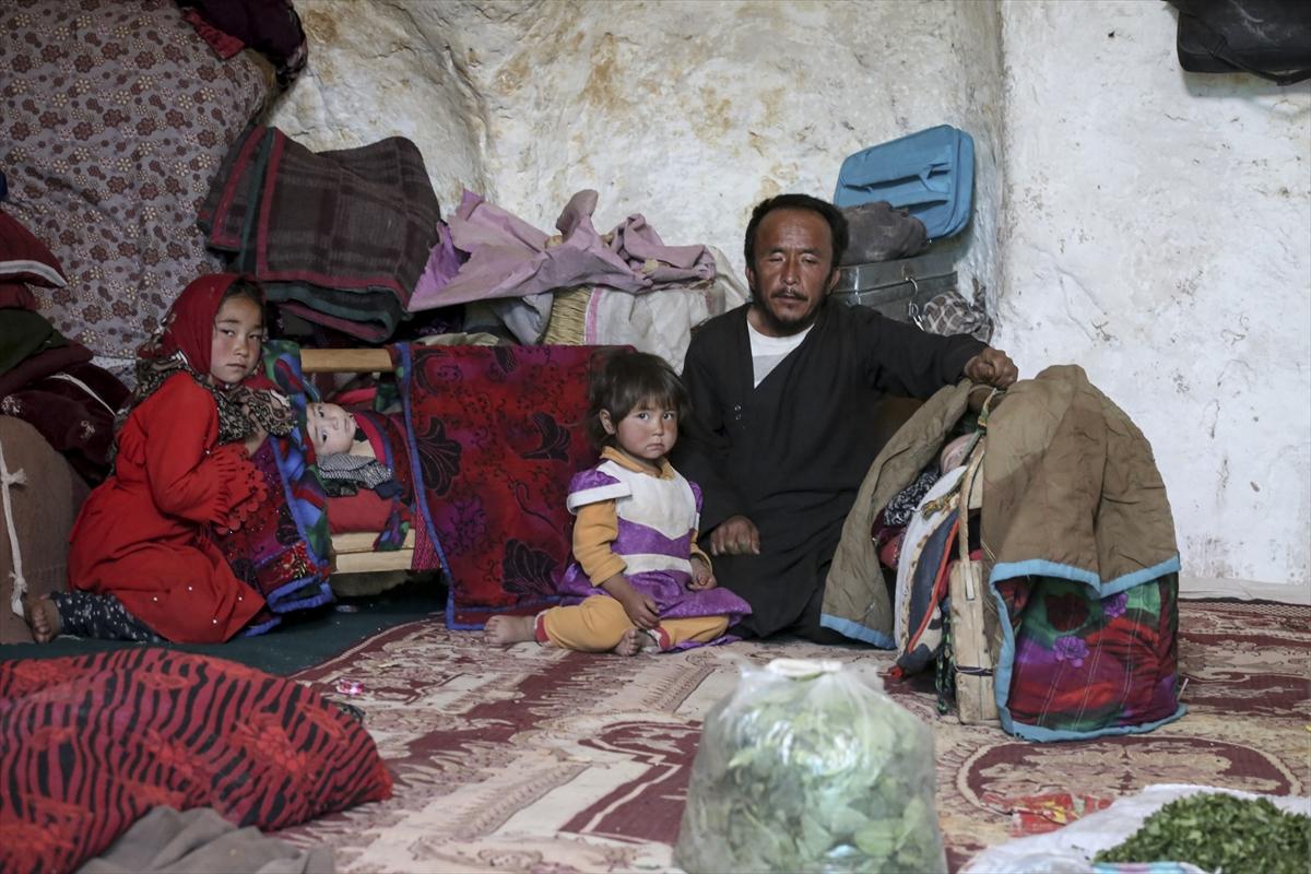 Afganistan'da binlerce aile, mağaralarda yaşamaya çalışıyor