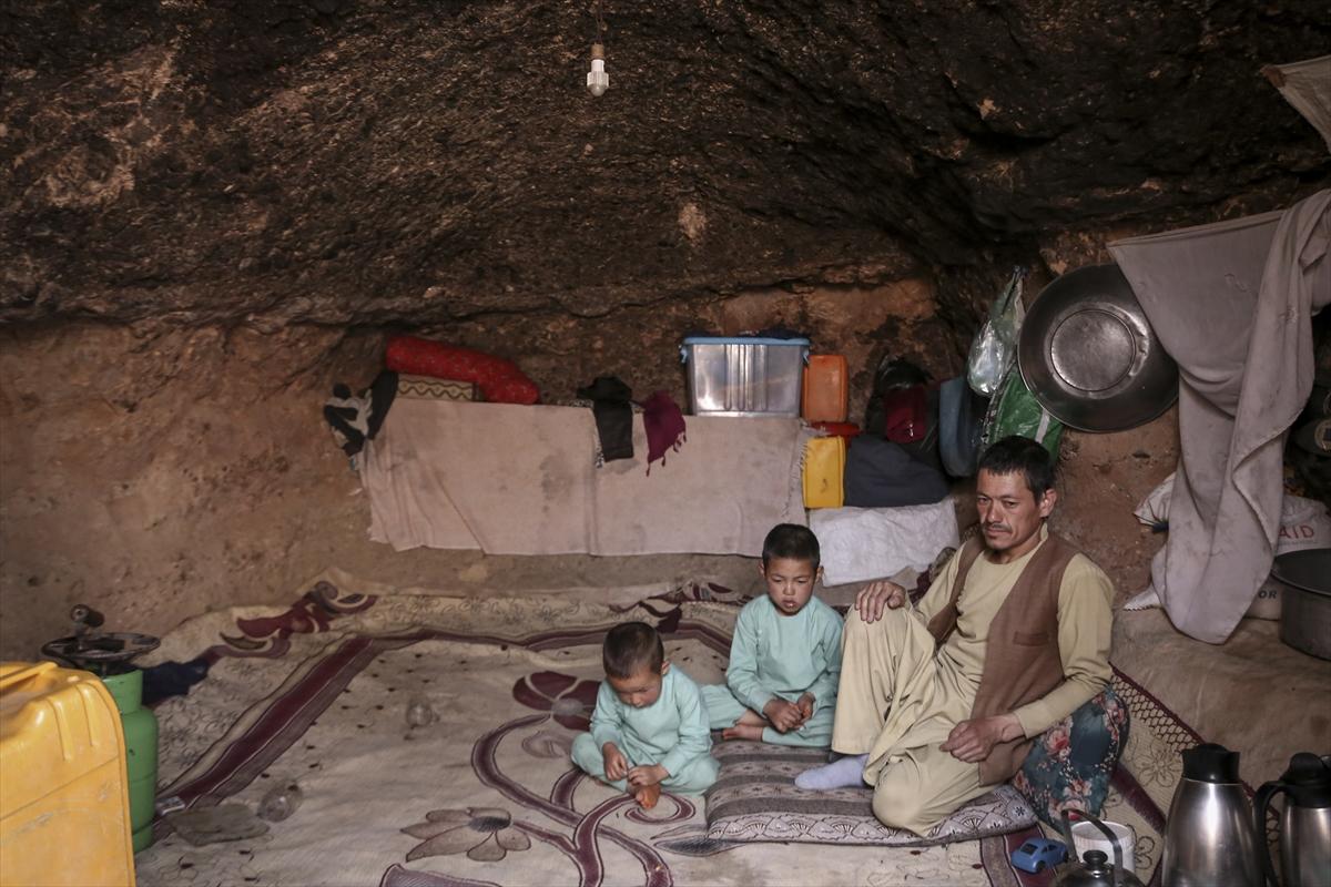 Afganistan'da binlerce aile, mağaralarda yaşamaya çalışıyor
