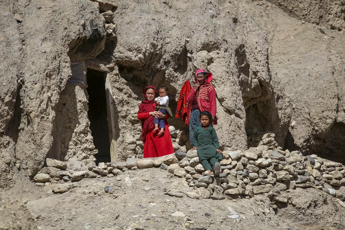 Afganistan'da binlerce aile, mağaralarda yaşamaya çalışıyor
