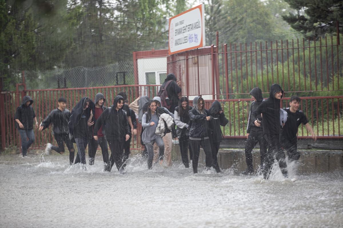 Ankara'da sağanak: Araçlar mahsur kaldı