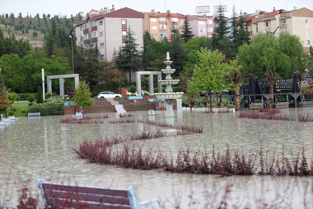 Ankara'da sağanak: Araçlar mahsur kaldı