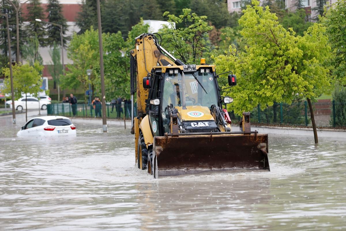 Ankara'da sağanak: Araçlar mahsur kaldı