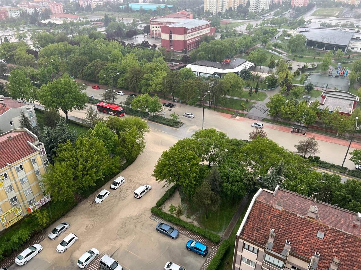 Ankara'da sağanak: Araçlar mahsur kaldı
