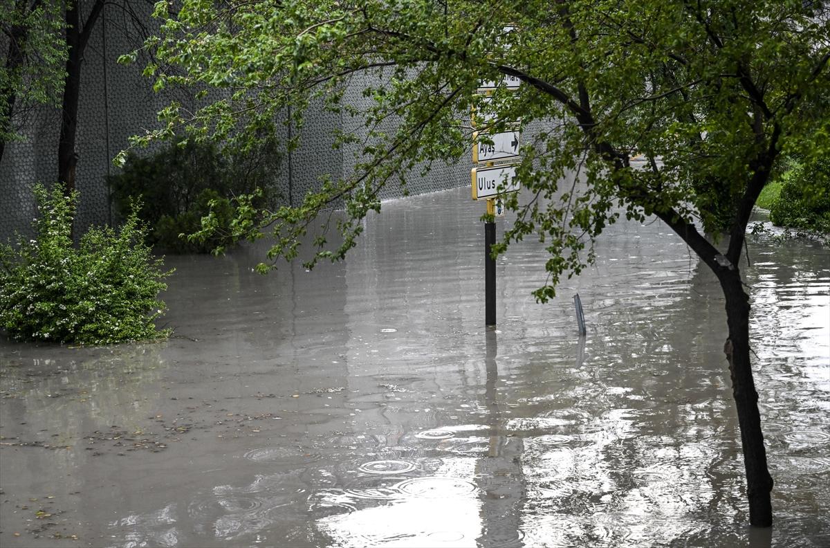 Ankara'da sağanak: Araçlar mahsur kaldı