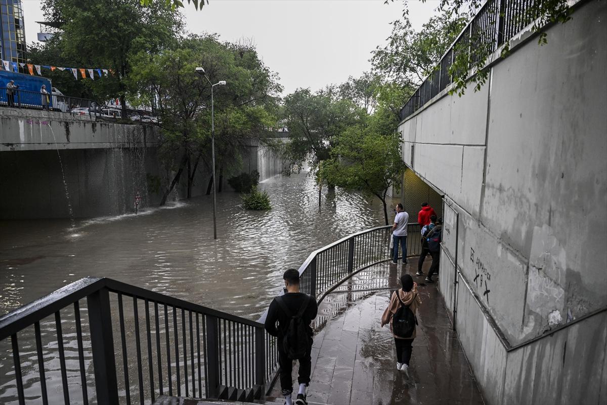 Ankara'da sağanak: Araçlar mahsur kaldı