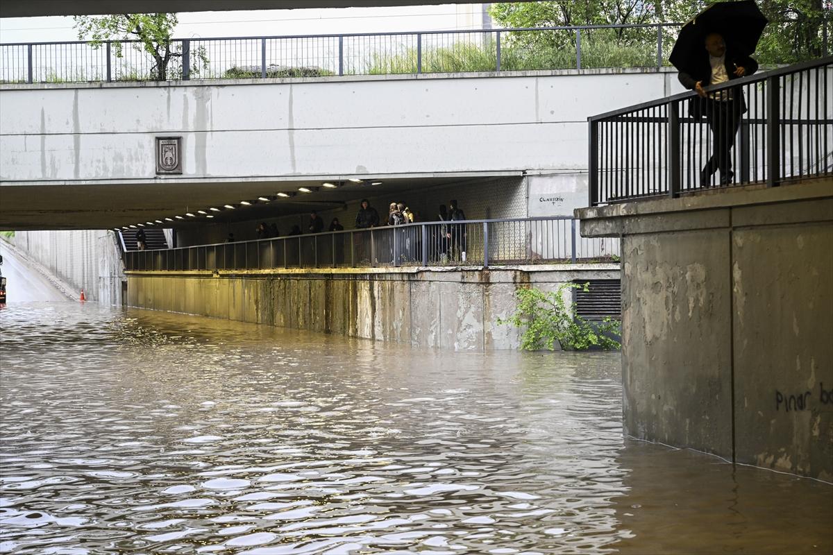 Ankara'da sağanak: Araçlar mahsur kaldı