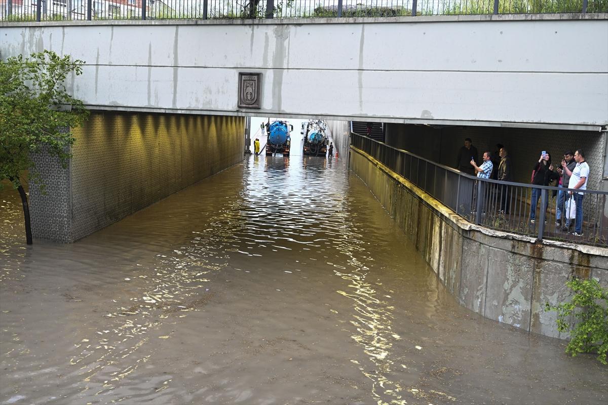 Ankara'da sağanak: Araçlar mahsur kaldı