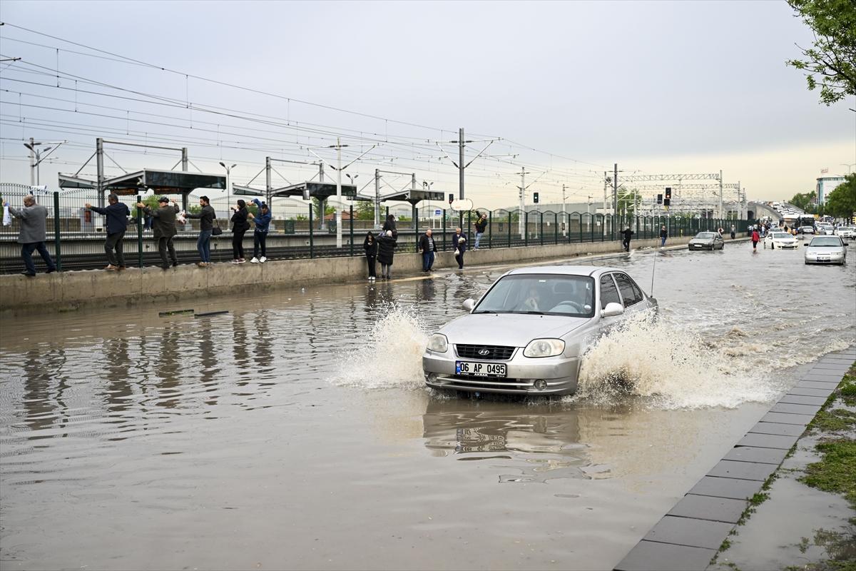 Ankara'da sağanak: Araçlar mahsur kaldı