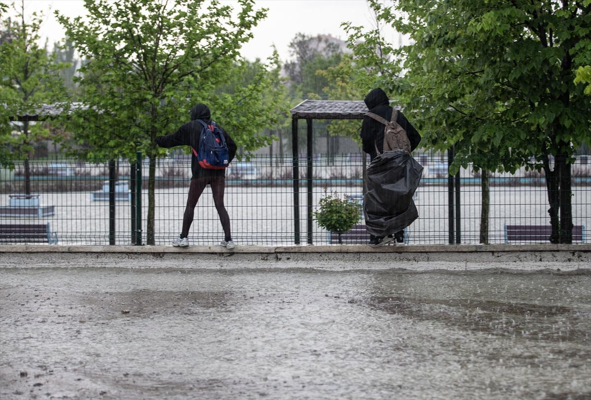Ankara'da sağanak: Araçlar mahsur kaldı