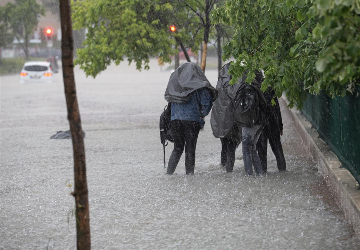 Ankara'da sağanak: Araçlar mahsur kaldı