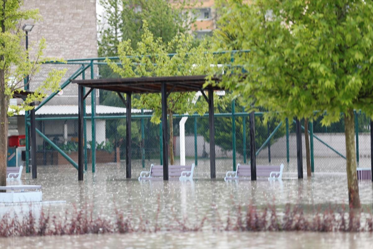 Ankara'da sağanak: Araçlar mahsur kaldı