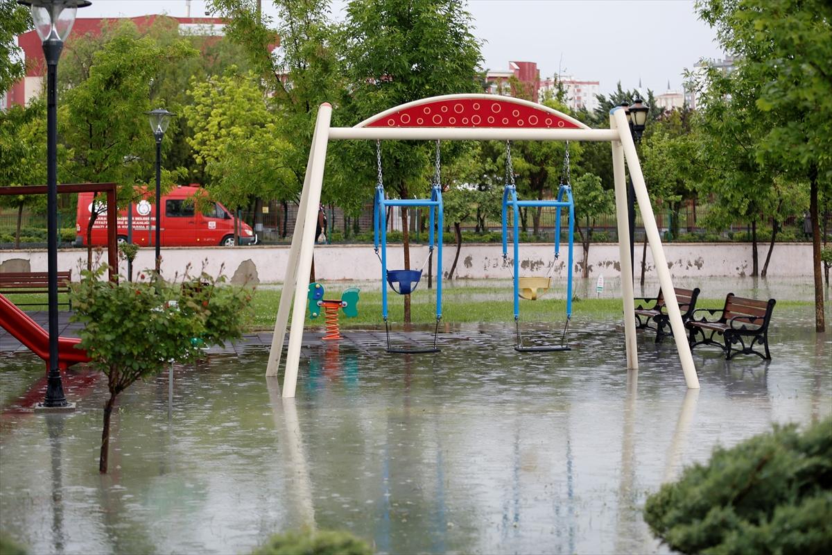 Ankara'da sağanak: Araçlar mahsur kaldı