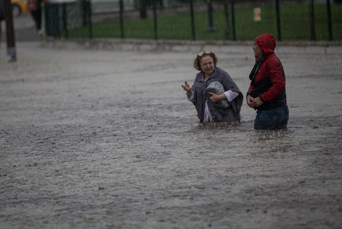 Ankara'da sağanak: Araçlar mahsur kaldı