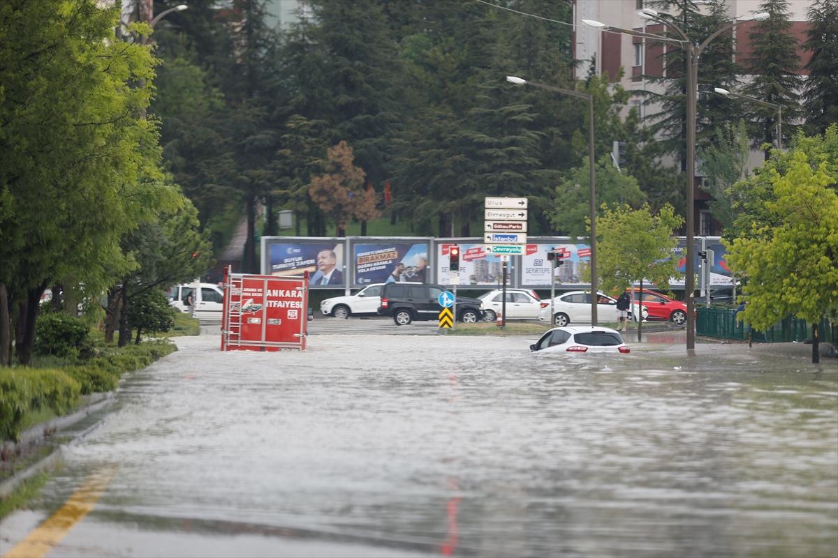 Ankara'da sağanak: Araçlar mahsur kaldı