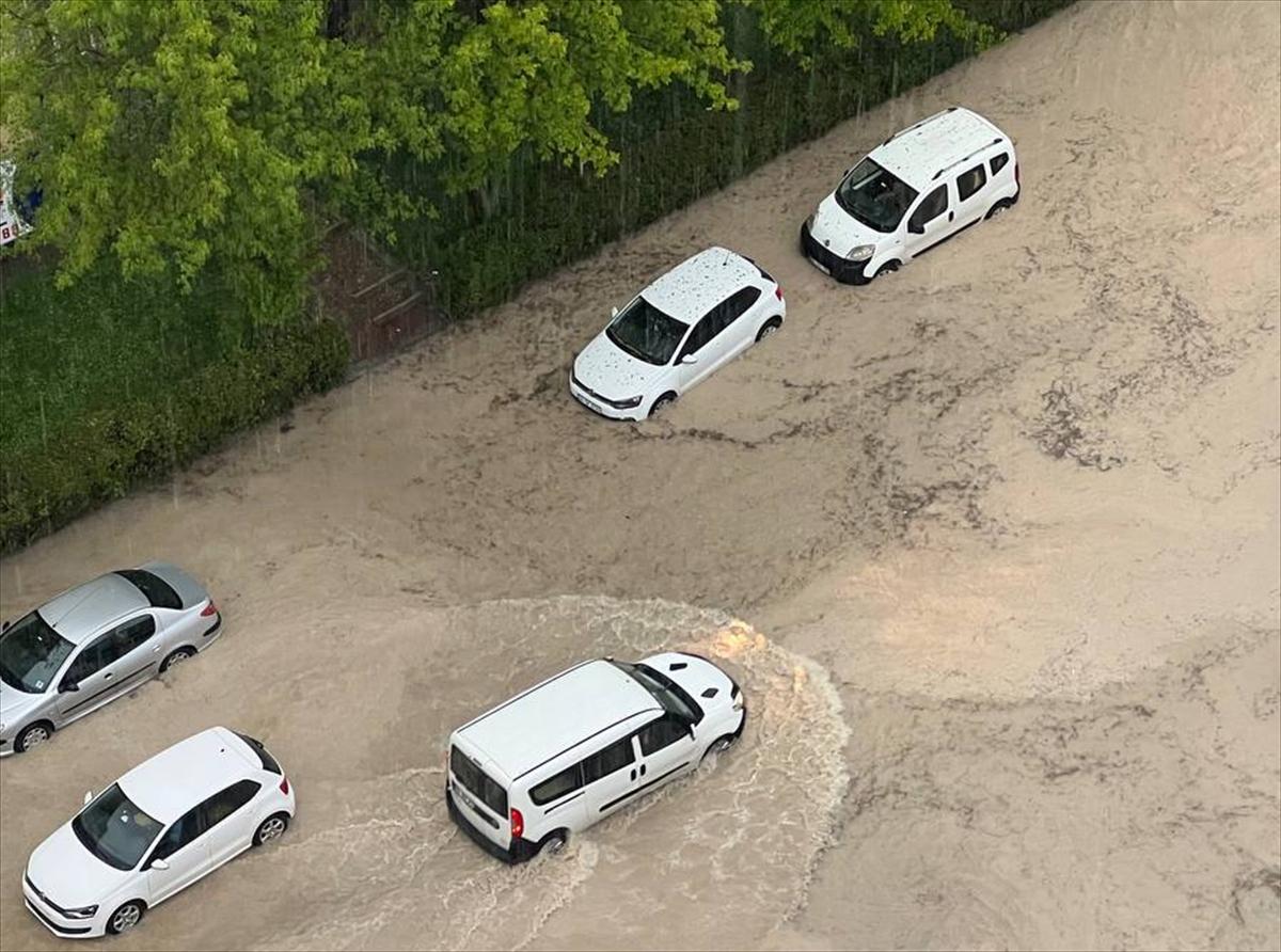 Ankara'da sağanak: Araçlar mahsur kaldı