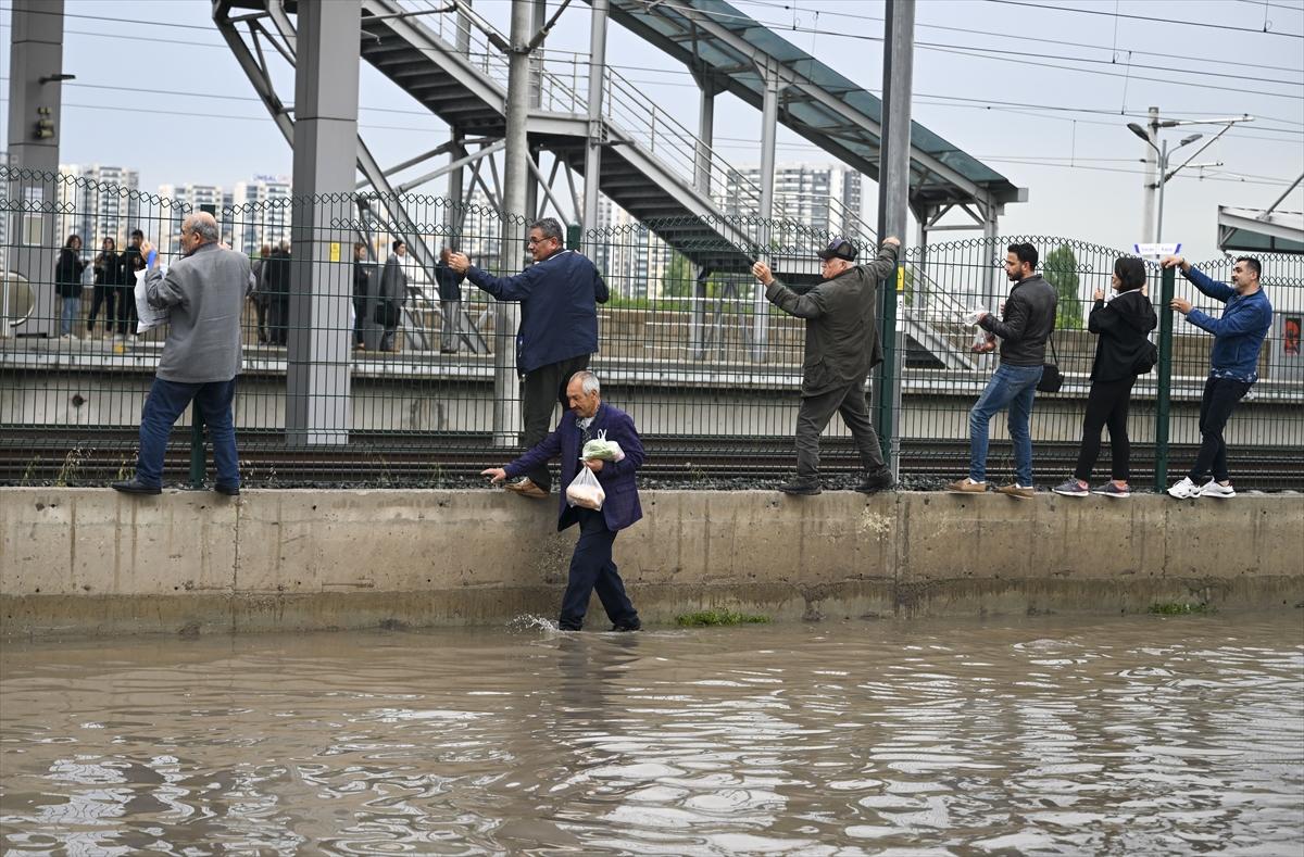 Ankara'da sağanak: Araçlar mahsur kaldı