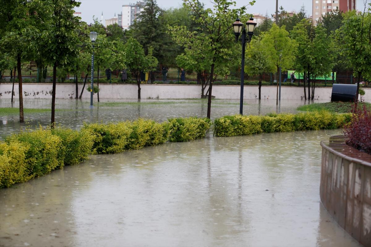 Ankara'da sağanak: Araçlar mahsur kaldı