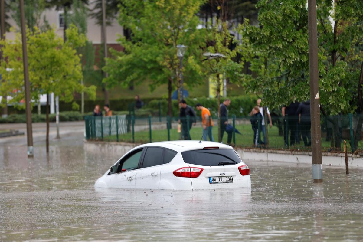 Ankara'da sağanak: Araçlar mahsur kaldı