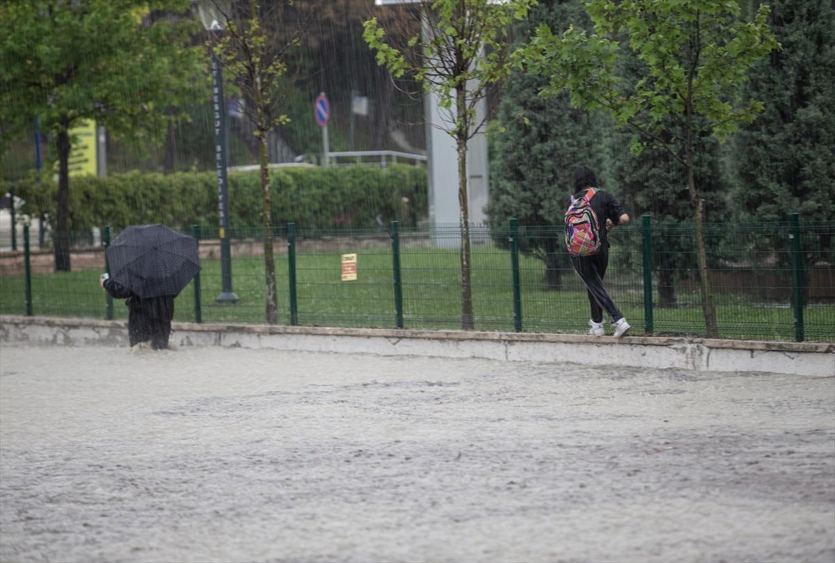 Ankara'da sağanak: Araçlar mahsur kaldı