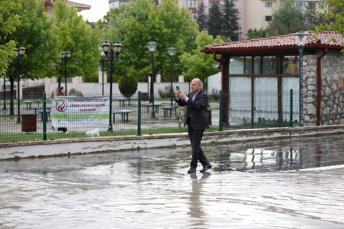 Ankara'da sağanak: Araçlar mahsur kaldı
