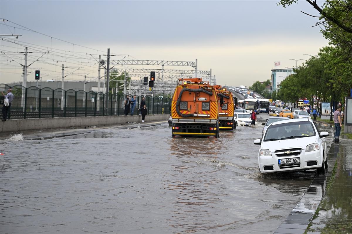 Ankara'da sağanak: Araçlar mahsur kaldı