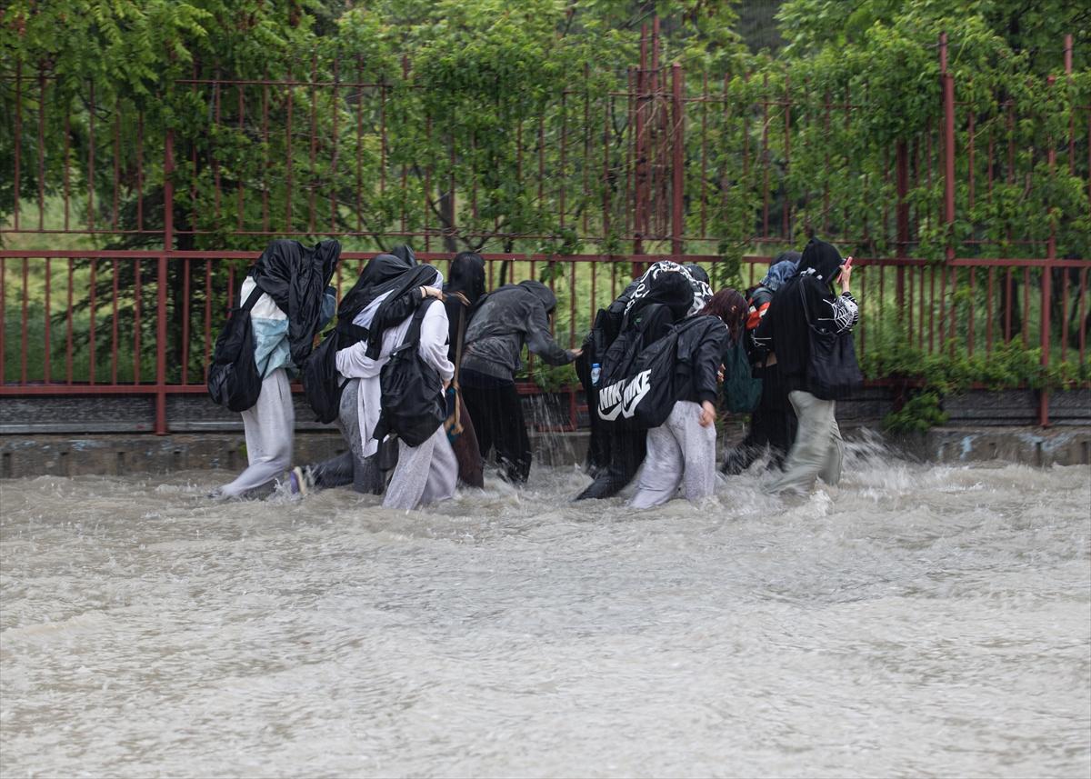 Ankara'da sağanak: Araçlar mahsur kaldı