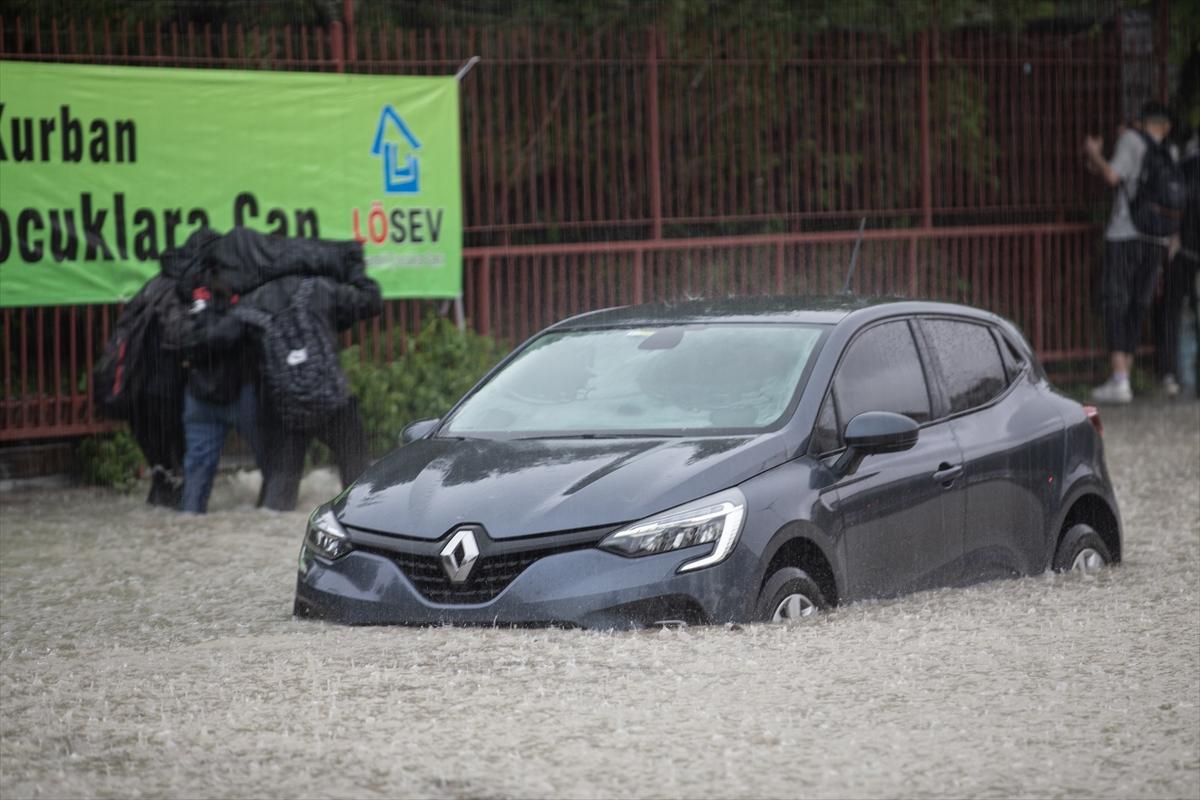 Ankara'da sağanak: Araçlar mahsur kaldı