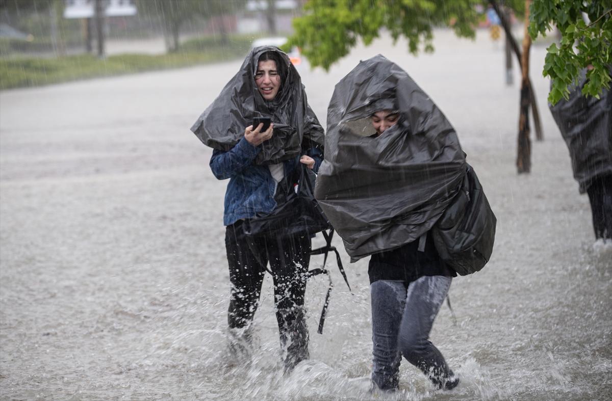 Ankara'da sağanak: Araçlar mahsur kaldı