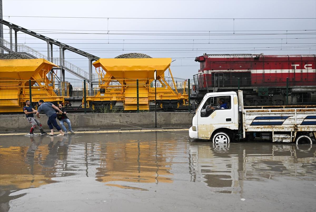 Ankara'da sağanak: Araçlar mahsur kaldı