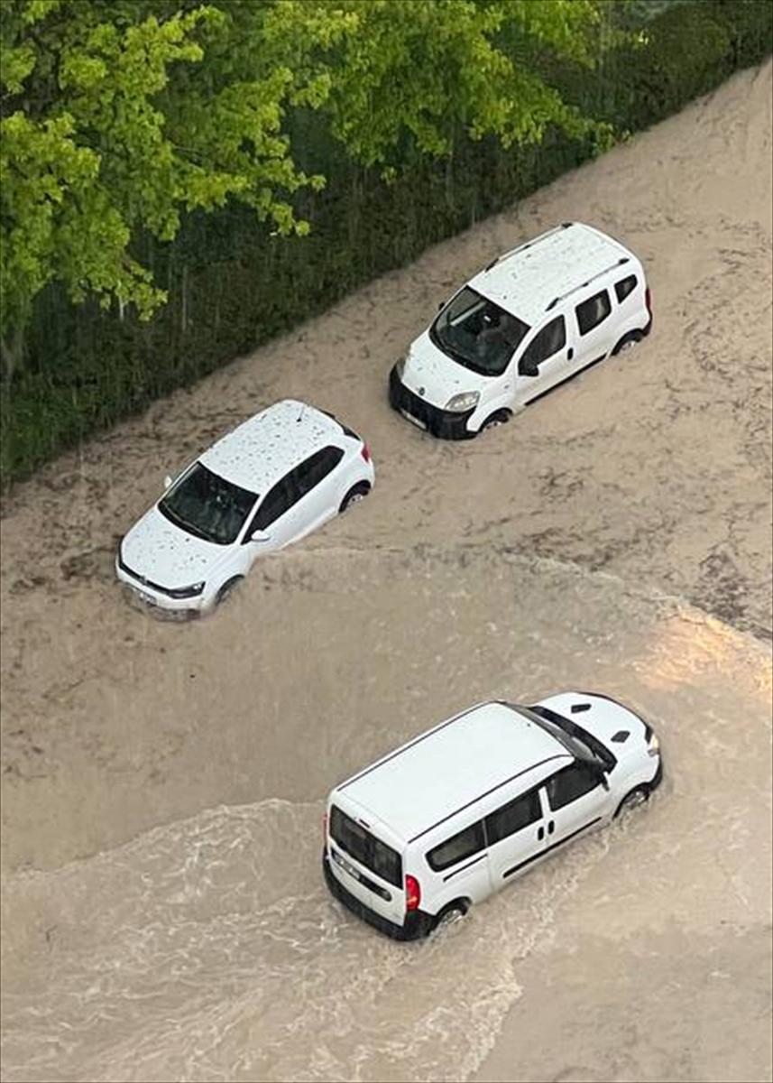 Ankara'da sağanak: Araçlar mahsur kaldı