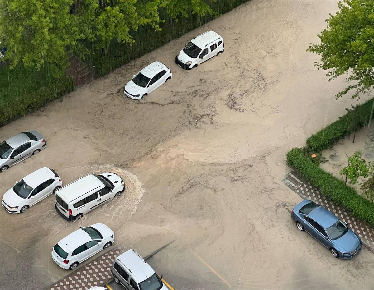Ankara'da sağanak: Araçlar mahsur kaldı