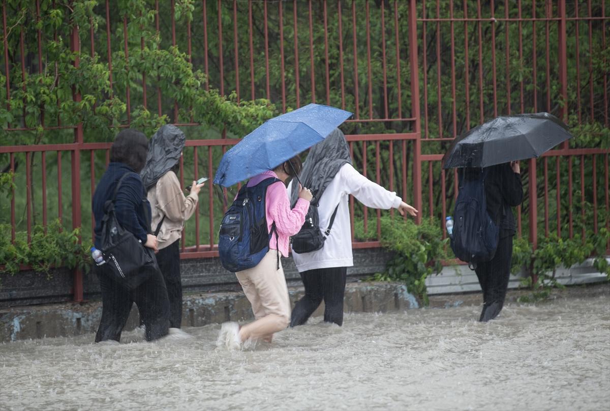 Ankara'da sağanak: Araçlar mahsur kaldı