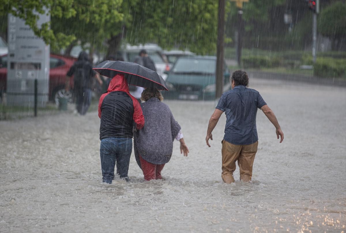 Ankara'da sağanak: Araçlar mahsur kaldı