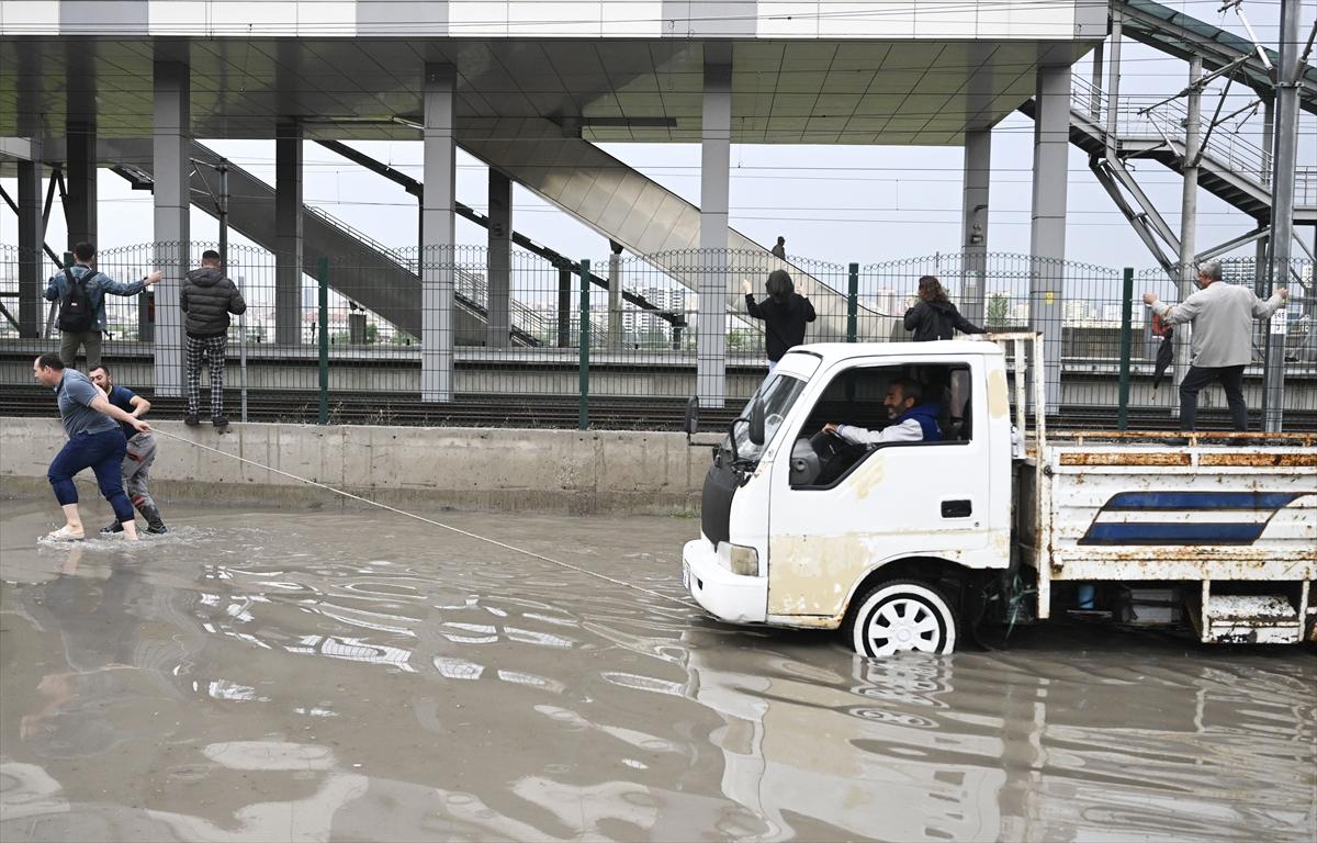 Ankara'da sağanak: Araçlar mahsur kaldı