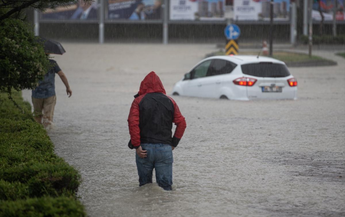 Ankara'da sağanak: Araçlar mahsur kaldı