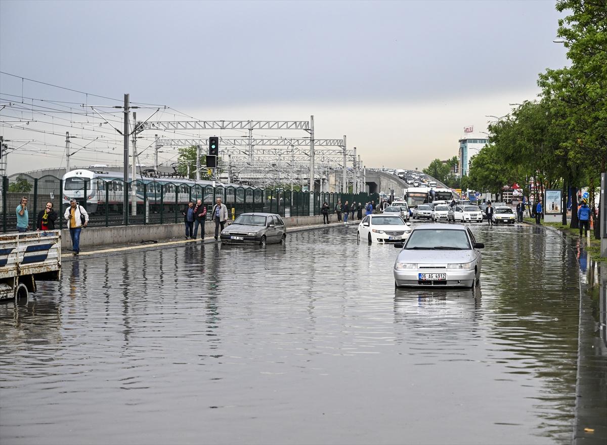 Ankara'da sağanak: Araçlar mahsur kaldı
