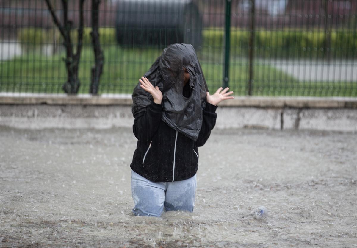 Ankara'da sağanak: Araçlar mahsur kaldı