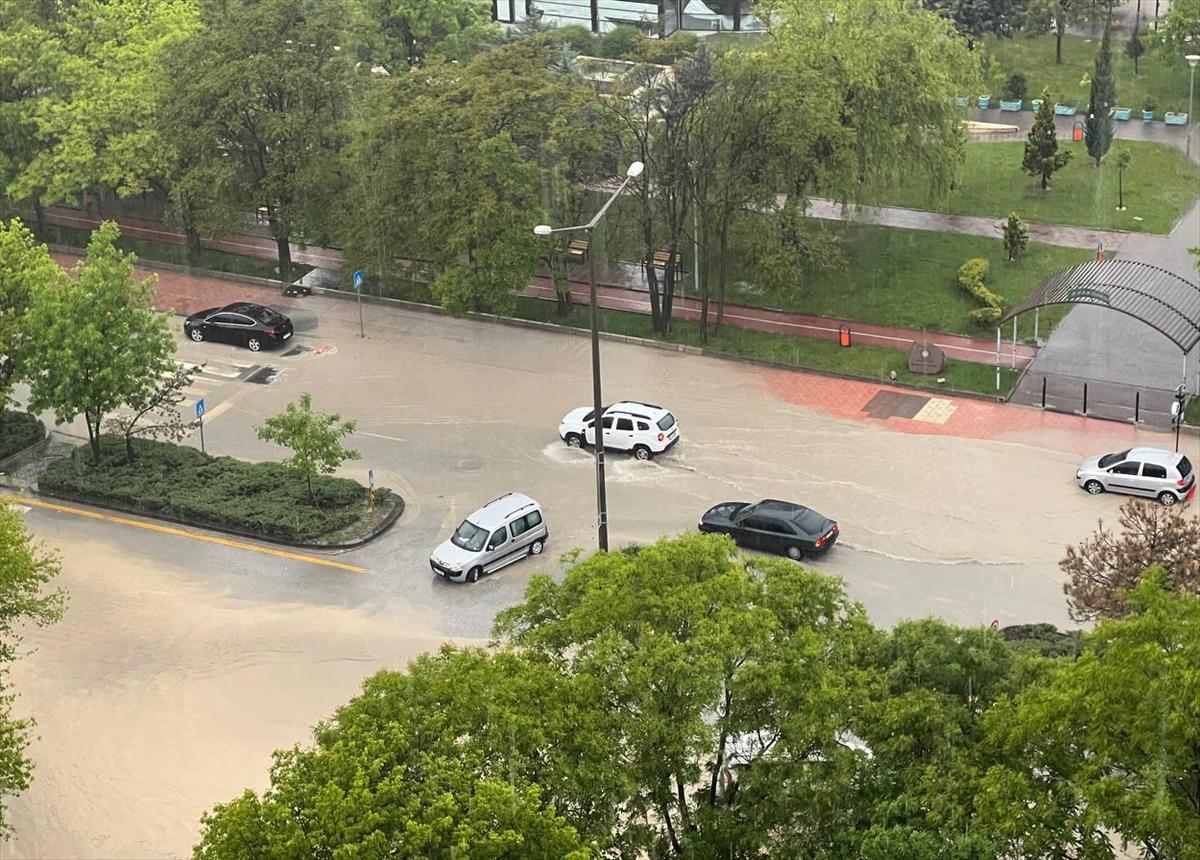 Ankara'da sağanak: Araçlar mahsur kaldı