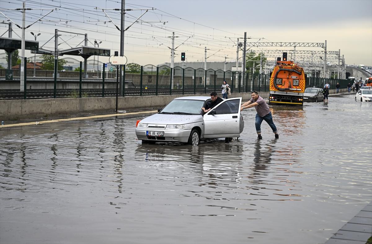 Ankara'da sağanak: Araçlar mahsur kaldı