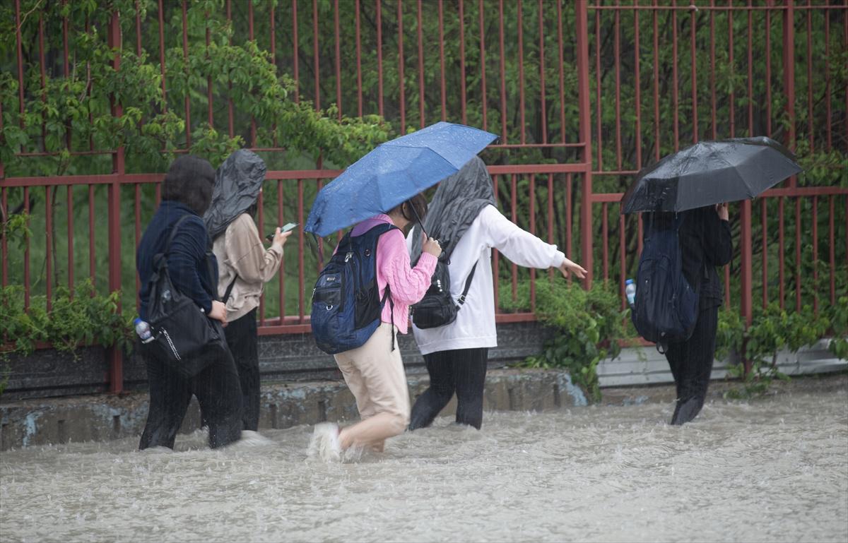 Ankara'da sağanak: Araçlar mahsur kaldı