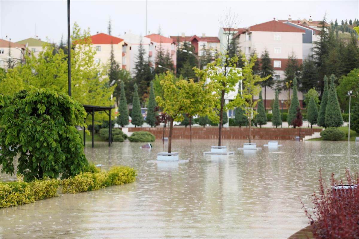 Ankara'da sağanak: Araçlar mahsur kaldı